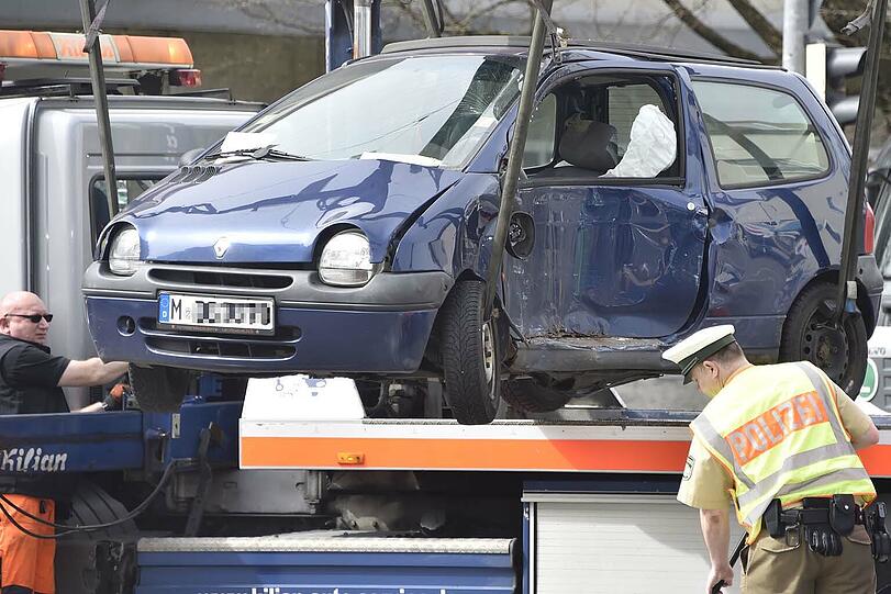 Die Tram erwischte den Twingo und schleifte ihn ein kurzes Stück mit.