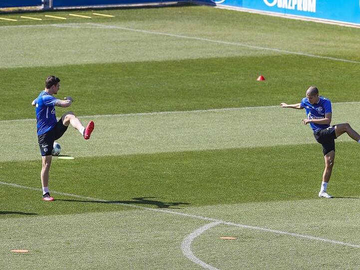 Üben mit Abstand: Die Schalke-Profis Bastian Oczipka (l) und Amine Harit.