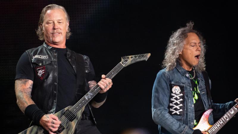 James Hetfield (l), Frontsänger der US-Metal-Band Metallica, und Kirk Hammett, Gitarrist, spielen im Olympiastadion Seite an Seite. James Hetfield (l), Frontsänger der US-Metal-Band Metallica, und Kirk Hammett, Gitarrist, spielen im Olympiastadion Seite an Seite.