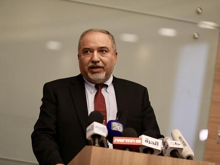 Verteidigungsminister Avigdor Lieberman erklärt in der Knesset seinen Rücktritt.