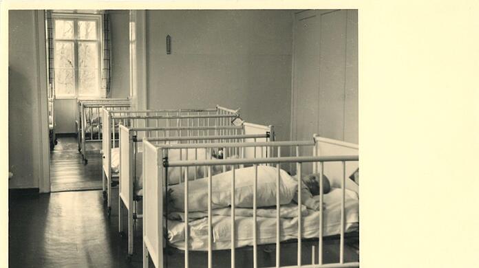 Von 1945 bis 1968 werden Kleinkinder im Gabrielenheim in Tutzing untergebracht, das vom Verein für Fraueninteressen im Auftrag der Stadt München geführt wurde.