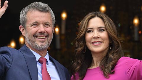 König Frederik und seine Ehefrau, Königin Mary, an seinem 56. Geburtstag auf dem Palast-Balkon in Kopenhagen.