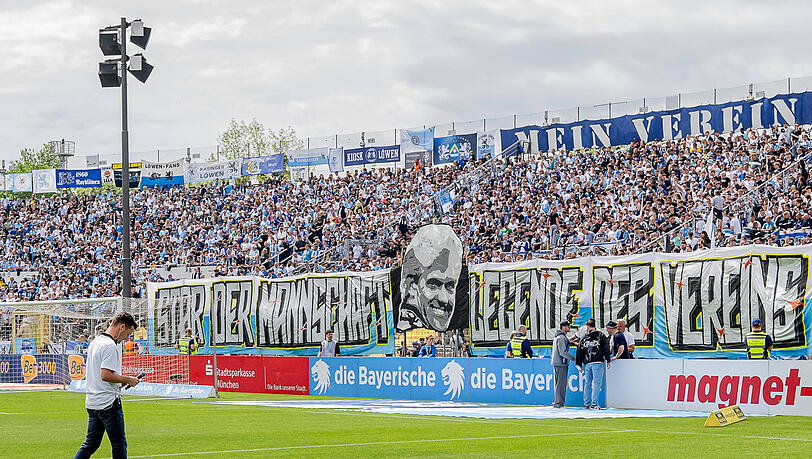 Die Fans des TSV 1860 nahmen mit einer spektakulären Choreo Abschied von Löwen-Legende Werner Lorant. Die Fans des TSV 1860 nahmen mit einer spektakulären Choreo Abschied von Löwen-Legende Werner Lorant.