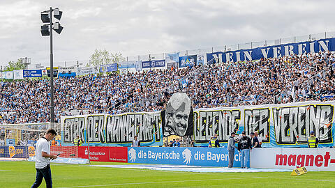 Die Fans des TSV 1860 nahmen mit einer spektakulären Choreo Abschied von Löwen-Legende Werner Lorant.