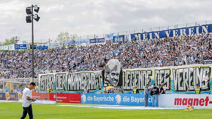 Die Fans des TSV 1860 nahmen mit einer spektakulären Choreo Abschied von Löwen-Legende Werner Lorant.
