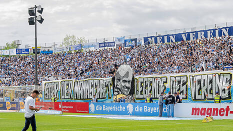 Die Fans des TSV 1860 nahmen mit einer spektakulären Choreo Abschied von Löwen-Legende Werner Lorant.