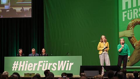 Die beiden bisherigen Landesvorsitzenden Gisela Sengl und Eva Lettenbauer sind auch die künftigen bei Bayerns Grünen.