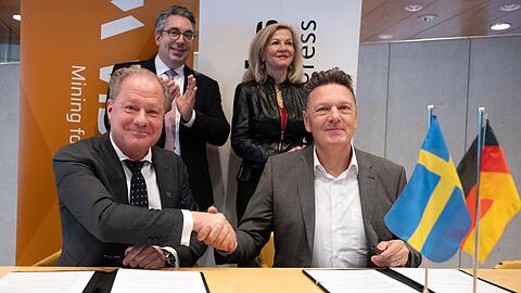 Handschlag in Berlin: Viscaria-Chef Olsson (l) und Aurubis-Produktionsvorstand Kurth. Der schwedische Kupferminenkonzern liefert den Rohstoff k&uuml;nftig an den deutschen Produzenten.