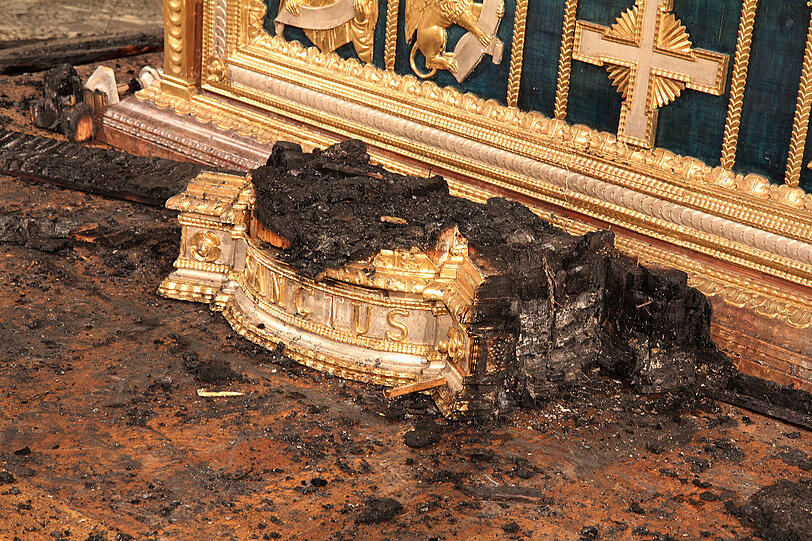 Völlig verkohlt: Der Altarraum ist durch den Brand zerstört worden. Offenbar hat eine Kerze das Feuer im Studienstift St. Michael ausgelöst. Die Bilder