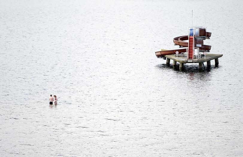 Mutig: Zwei junge Badegäste stehen am 18.04.2014 im Strandbad Wannsee in Berlin im kühlen Wasser. Am Karfreitag (18. April) wird in dem Bad traditionell die Badesaison eröffnet.