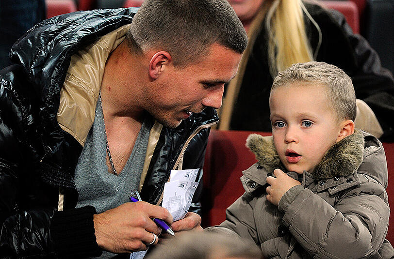 Lukas Podolski mit Söhnchen Louis (hier vor zweieinhalb Jahren beim Spiel FC Köln gegen Dynamo Dresden)