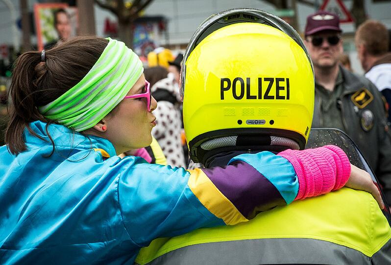 Auf Tuchfühlung mit einem Motorradpolizisten: Ein Närrin in Mainz.