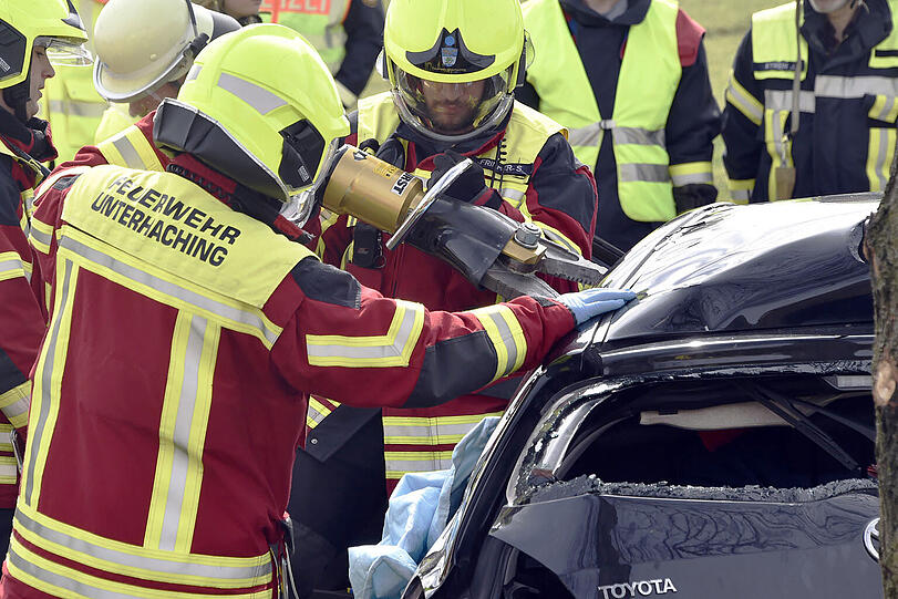 Schwerer Unfall auf der A8. Ein Toyota prallte gegen einen Baum.