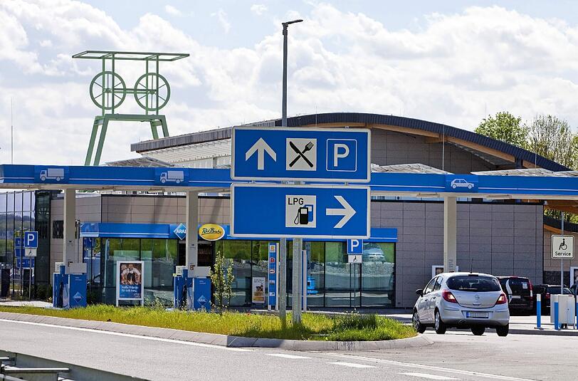 Ein Mann hat seine Zukünftige auf einem Autobahnparkplatz vergessen und sie erst nach über zwei Stunden wieder eingesammelt. (Symbolbild)