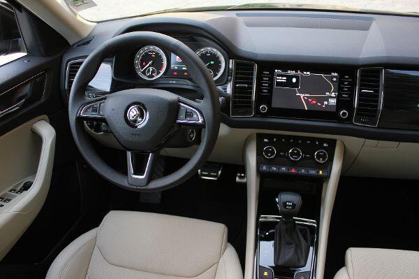 Das aus einem Teil bestehende Armaturenbrett ist ebenso wie die meisten Flächen im vorderen Teil des Wagens mit einer Soft-Touch-Oberfläche versehen.