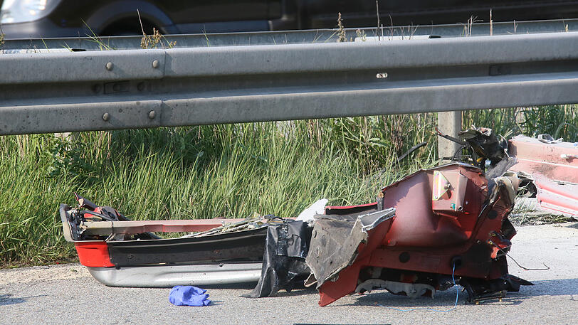 Der Ferrari wurde von der Leitplanke in Stücke gerissen, der Fahrer hatte keine Chance &ndash; die Bilder von der Unfallstelle.
