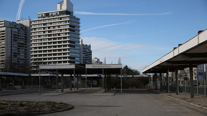 Der alte Busbahnhof Olympiazentrum. Im Hintergrund ist das Olympische Dorf zu sehen.