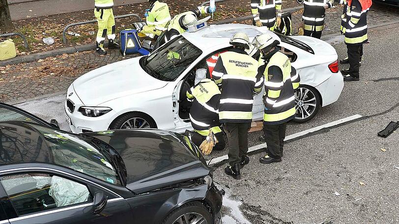 Ein BMW und ein Mercedes krachen auf der Riesenfeldstraße ineinander. Vier Menschen werden verletzt.