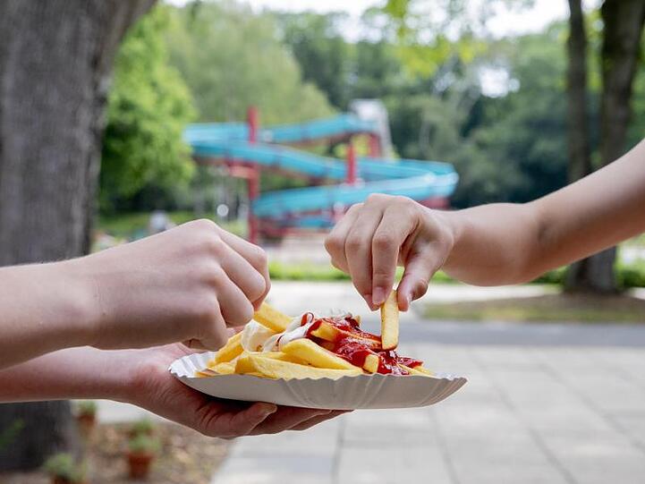 Pommes mit Ketchup und Mayo, natürlich im Freibad.