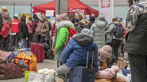 Geflüchtete am Münchner Hauptbahnhof - dass vor allem Frauen und Kinder kommen, bringt laut Scharf neue Herausforderungen.