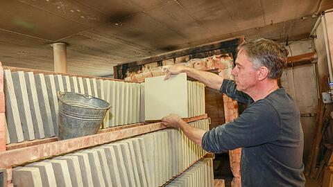 Hand-Ziegler Andreas Schönek (56) beim „Ofen setzen“: Bei 1000 Grad werden diese Lehm-Platten im Herdwagenofen gebrannt.