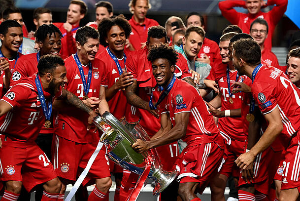 Der Mann des Spiels mit dem Champions-League-Pokal: Kingsley Coman.