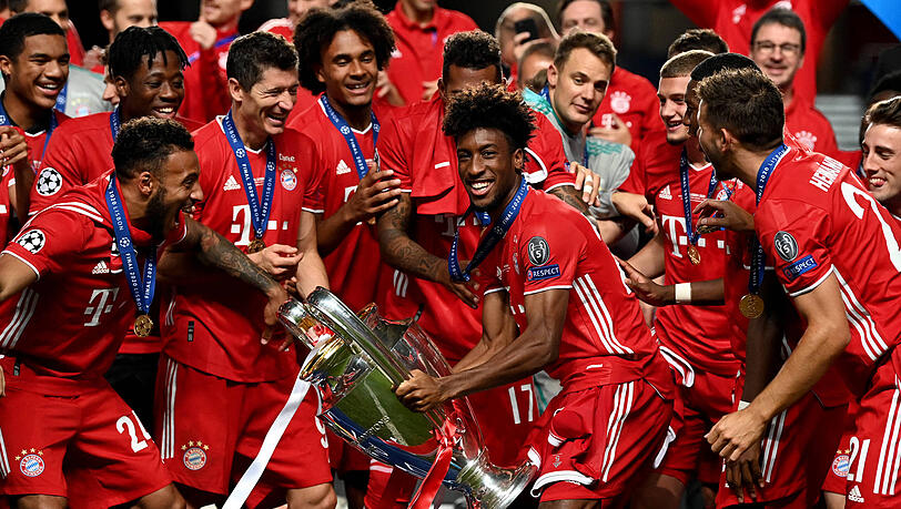 Der Mann des Spiels mit dem Champions-League-Pokal: Kingsley Coman. Der Mann des Spiels mit dem Champions-League-Pokal: Kingsley Coman.