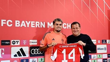 Zugang Luis Díaz (l) an der Seite von Bayern-Sportvorstand Max Eberl.