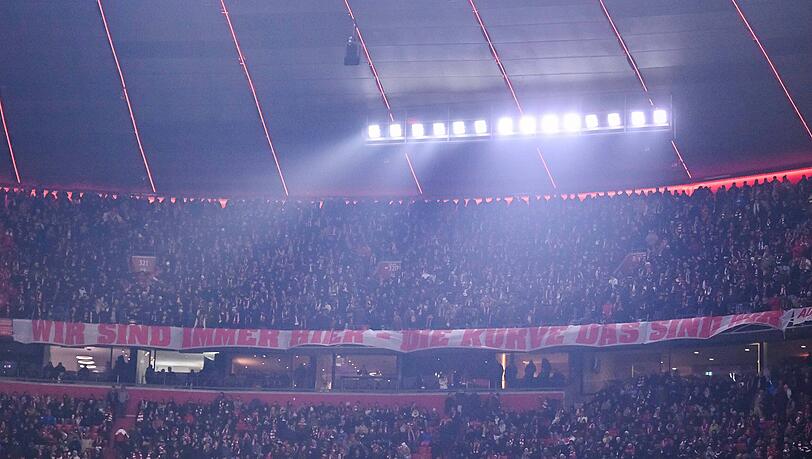 Versammelten sich im Oberrang: Die Ultras des FC Bayern. Versammelten sich im Oberrang: Die Ultras des FC Bayern.
