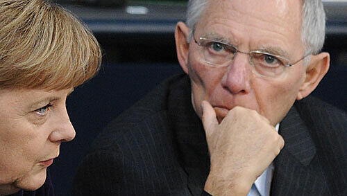 Sie wissen, wie ernst die Lage ist: Bundeskanzlerin Angela Merkel und Finanzminister Wolfgang Schäuble vor der Abreise zum EU-Gipfel im Bundestag. Sie wissen, wie ernst die Lage ist: Bundeskanzlerin Angela Merkel und Finanzminister Wolfgang Schäuble vor der Abreise zum EU-Gipfel im Bundestag.