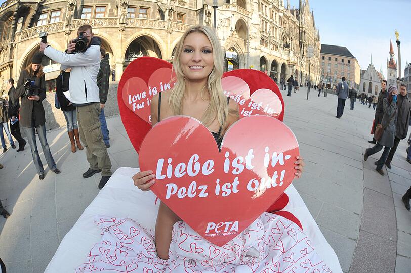 Das Playboy-Playmate Doreen Seidl demonstriert in Dessous für die Tierschutzorganisation PETA mit der Aussage: "Wer die Liebe im Herzen trägt, braucht keinen Pelz um sich zu wärmen"