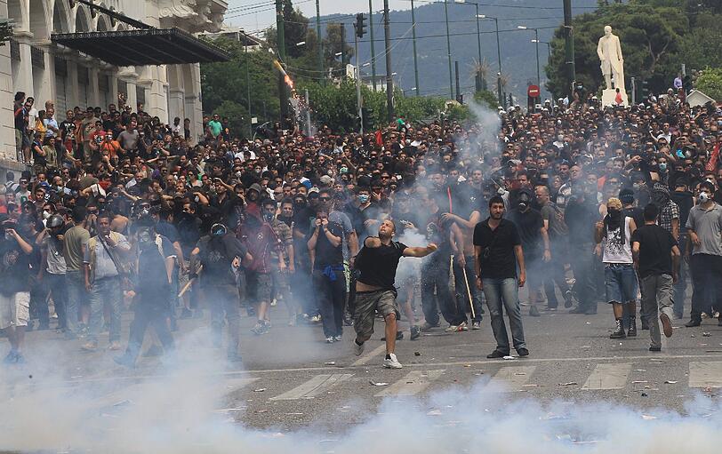 Am Mittwochabend und in der Nacht ist es zu heftigen Straßenschlachten zwischen der Polizei und Demonstranten in Athen gekommen. Mindestens 60 Menschen seien leicht verletzt
worden, berichtete das staatliche Fernsehen (NET). Tausende Menschen protestierten friedlich bis in die frühen
Morgenstunden vor dem Parlament in Athen gegen das harte Sparprogramm
der Regierung.