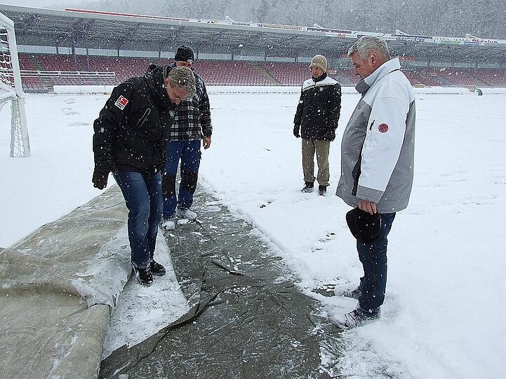 Schnee und eisige Temperaturen: Trotz Rasenheizung und Schutzfloie ist der Platz unbespielbar. Die Bilder.
