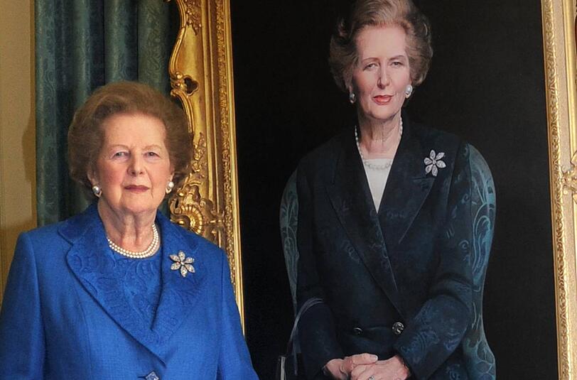 Margaret Thatcher im Jahr 2009 mit einem Porträt des Künstlers Richard Stone. Es hängt im Amtssitz des Premiers in 10 Downing Street.