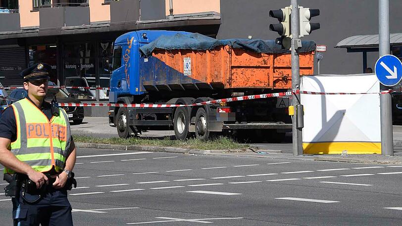 Bilder von der Moosacher Straße: Hier überrollte ein Lkw ein neunjähriges Mädchen.