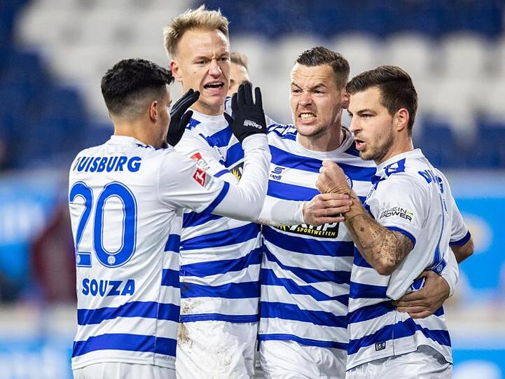Duisburgs Spieler feiern das 1:0 gegen Darmstadt.
