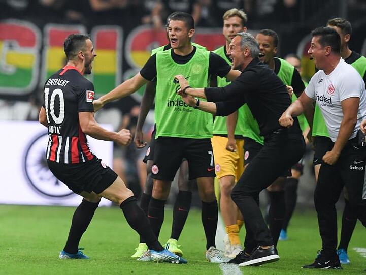 Frankfurts Torschütze Filip Kostic (l-r), Dejan Joveljic, Cheftrainer Adi Hütter und Co-Trainer Christian Peintinger jubeln nach dem Tor zum 2:0.