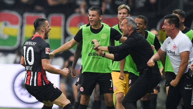 Frankfurts Torschütze Filip Kostic (l-r), Dejan Joveljic, Cheftrainer Adi Hütter und Co-Trainer Christian Peintinger jubeln nach dem Tor zum 2:0. Frankfurts Torschütze Filip Kostic (l-r), Dejan Joveljic, Cheftrainer Adi Hütter und Co-Trainer Christian Peintinger jubeln nach dem Tor zum 2:0.