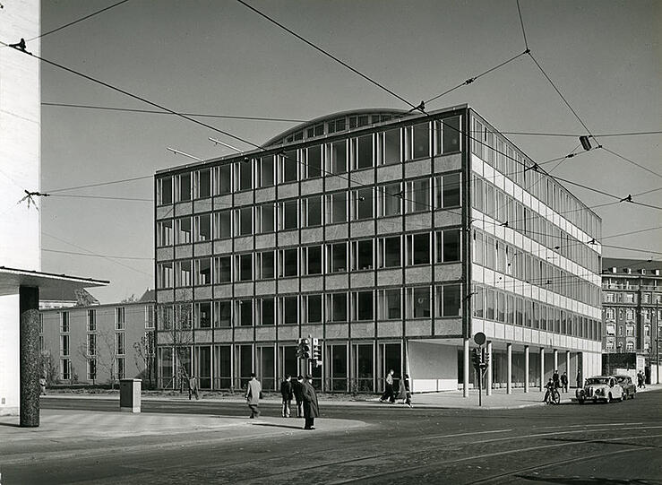 Das Hauptgebäude an der Karlstraße von 1957.