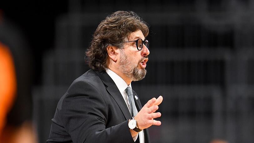 Trainer Andrea Trinchieri gestikuliert.