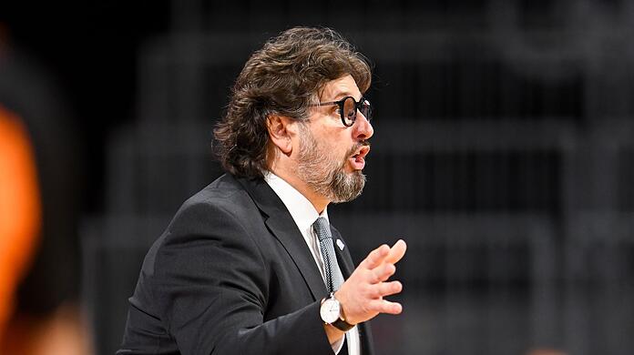 Trainer Andrea Trinchieri gestikuliert.