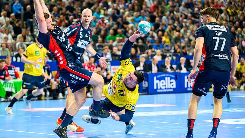Jannik Kohlbacher (M) und die Rhein-Neckar Löwen stehen im Pokalfinale.