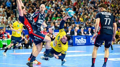 Jannik Kohlbacher (M) und die Rhein-Neckar Löwen stehen im Pokalfinale.