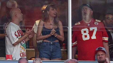 Taylor Swift und Ed Kelce (re.) im Stadion.