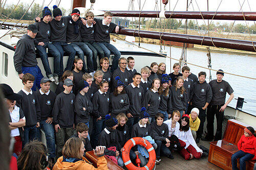Die Mützen, die sie bei der Abfahrt in den Niederlanden trugen, haben die segelnden Schüler inzwischen in ihren Seesäcken verstaut.