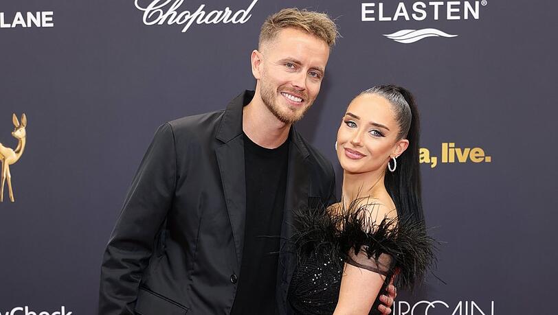 Julian Cla&szlig;en und seine Palina feierten beim Bambi 2024 ihr Deb&uuml;t auf dem roten Teppich.