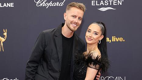 Julian Cla&szlig;en und seine Palina feierten beim Bambi 2024 ihr Deb&uuml;t auf dem roten Teppich.