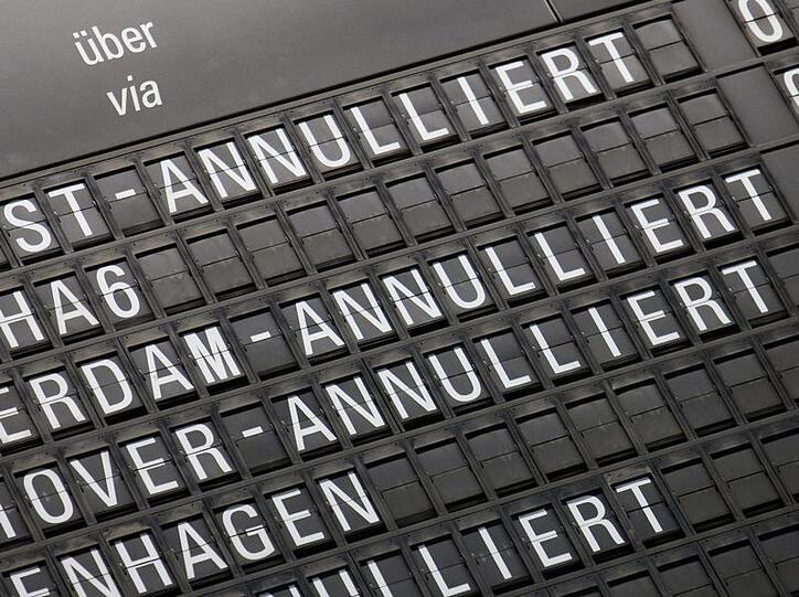 Eine Anzeigetafel auf dem Flughafen Frankfurt: zahlreiche Flüge fallen aus
