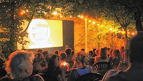 Kinofilme gucken unter freiem Himmel: das SommerNachtFilmFestival macht’s möglich. Am Mittwoch fällt der Startschuss, am Donnerstag geht’s mit Ernst Lubitsch’s Stummfilm-Jugendsünde „Die Puppe“ weiter. Kinofilme gucken unter freiem Himmel: das SommerNachtFilmFestival macht’s möglich. Am Mittwoch fällt der Startschuss, am Donnerstag geht’s mit Ernst Lubitsch’s Stummfilm-Jugendsünde „Die Puppe“ weiter.