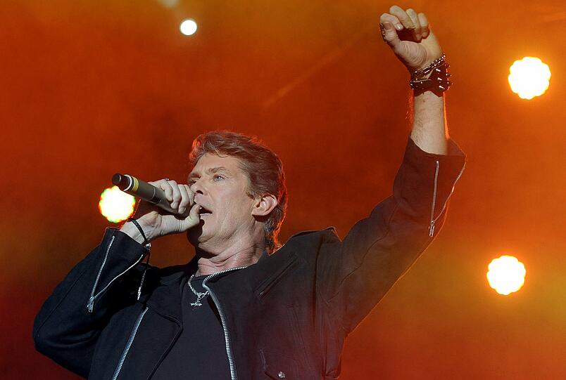 David Hasselhoff tourt mit seiner "The Hoff is back"-Tour durch Deutschland, Österreich und die Schweiz. Dabei gibt es auch ein Wiedersehen mit "KITT", dem sprechenden Auto aus der Kultserie Knight Rider. Die Bilder von seinen Auftritten in Berlin und Frankfurt.